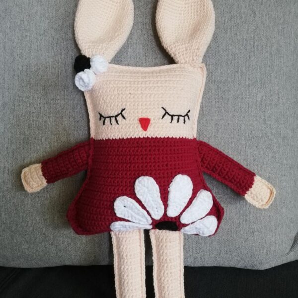 Poduszko-maskotka z włóczki