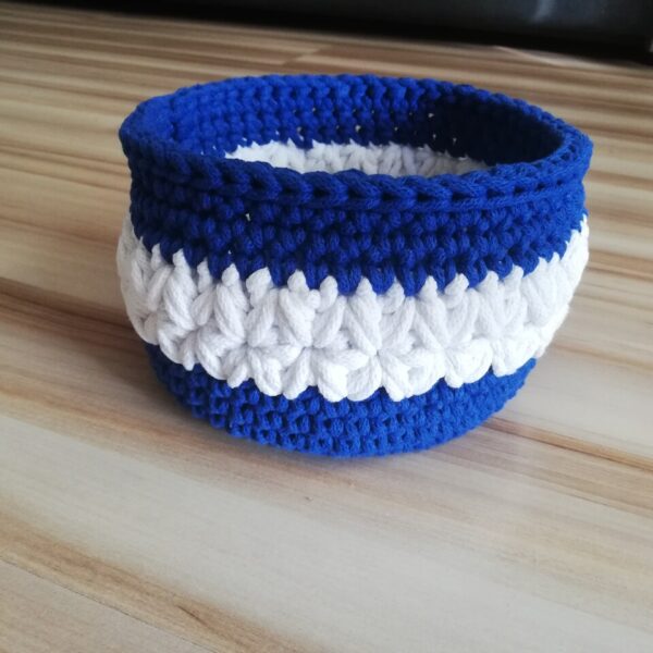 koszyczek okrągły biało-niebieski drewniany spód