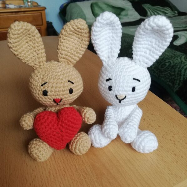 zabawka króliczki z włóczki