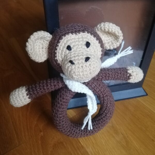 zabawka grzechotka małpka z włóczki