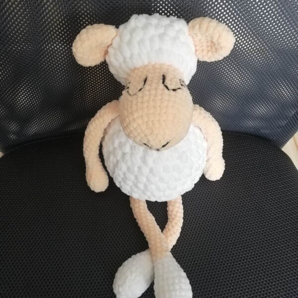 zabawka owieczka z włóczki