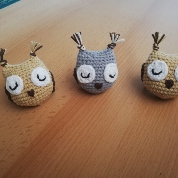zabawka sówki z włóczki